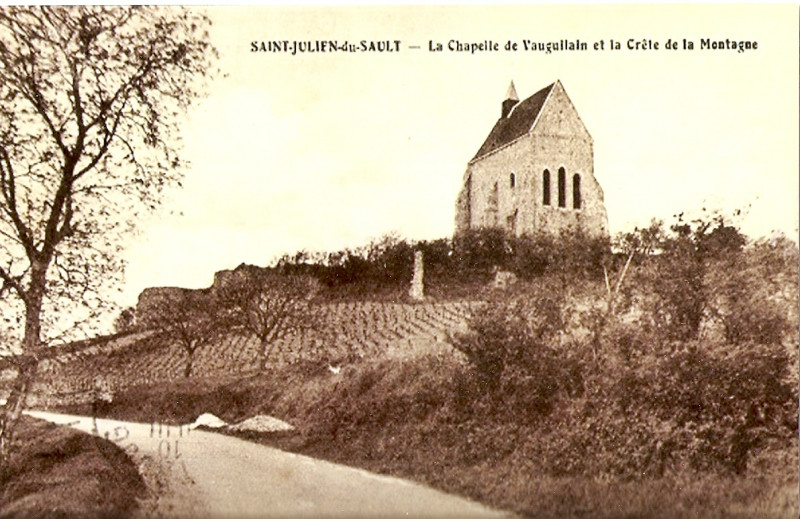Carte postale ancienne La chapelle de Saint-Julien-du-Sault Julien (France) et la Vigne au pied de la Tour 2