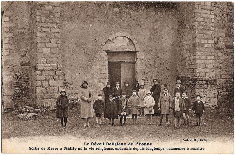 Carte postale ancienne Sortie de messe à Nailly