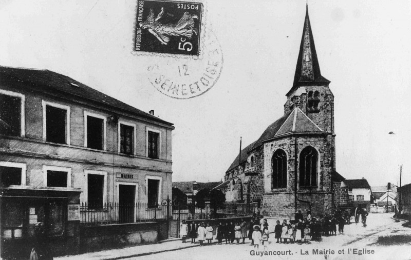Carte postale ancienne Mairie et église