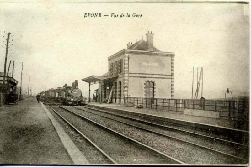 Carte postale ancienne Epône - La gare vers 1900