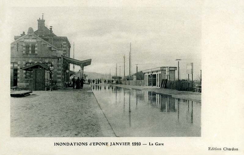 Carte postale ancienne Epône gare inondation janvier 1910