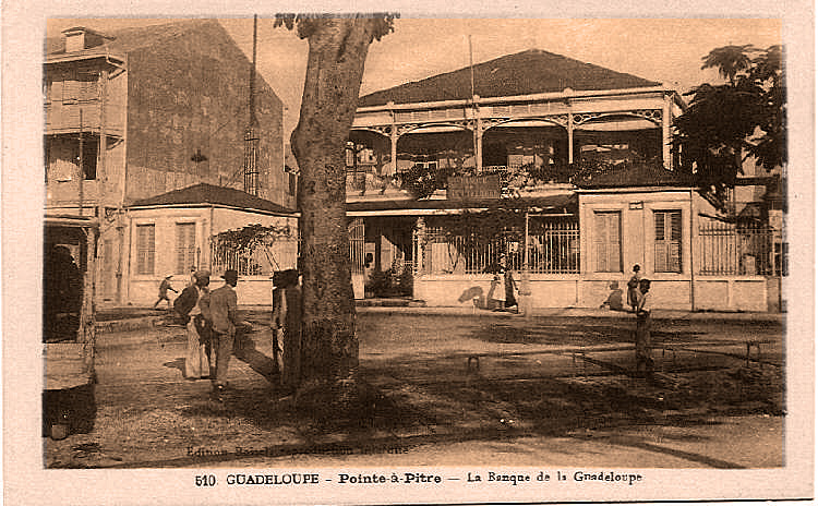 Carte postale ancienne Guadeloupe La banque de Pointe-à-Pitre