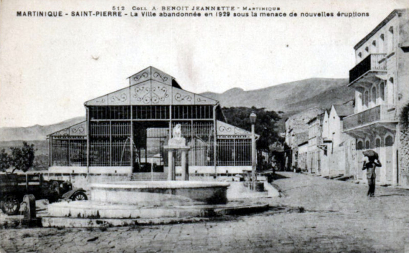 Carte postale ancienne Saint-Pierre, la place Bertin en 1929