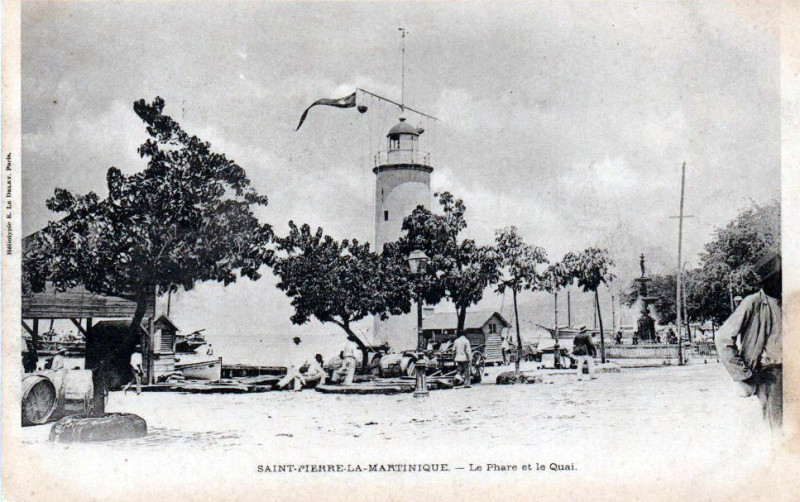 Carte postale ancienne Saint-Pierre, le phare et le quai