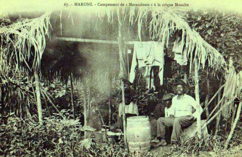 Carte postale ancienne Campement de chercheurs d'or le long du Maroni