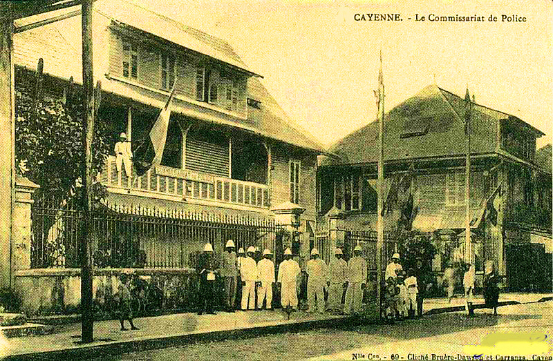 Carte postale ancienne Cayenne Commissariat de police
