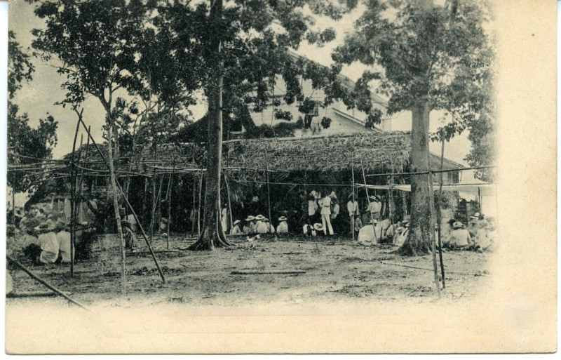 Carte postale ancienne Huahine – Choeurs réunis devant le palais royal, le jour du mariage de la Reine