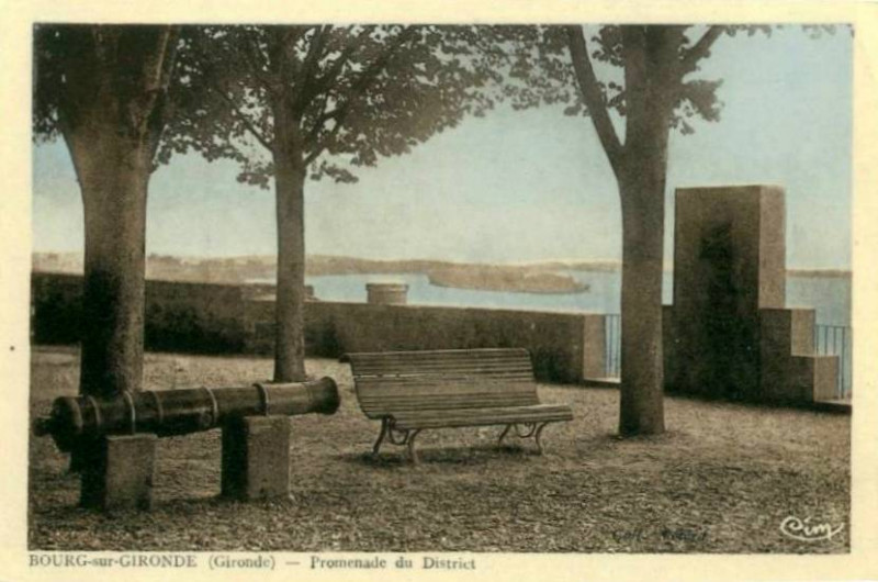 Carte postale ancienne Bourg - Place du District 5