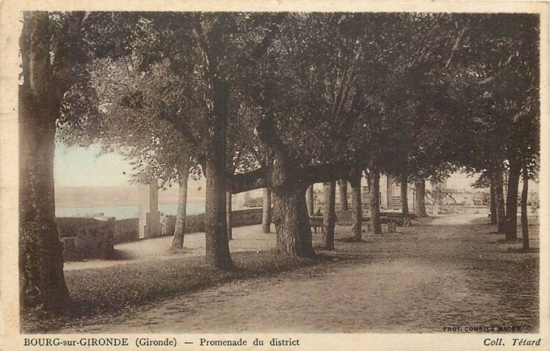 Carte postale ancienne Bourg - Place du District 7