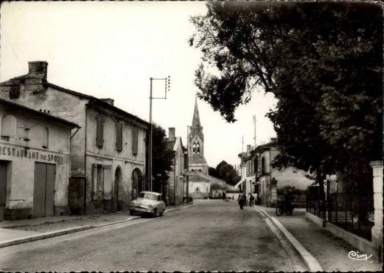 Carte postale ancienne Izon la-rue-principale 7