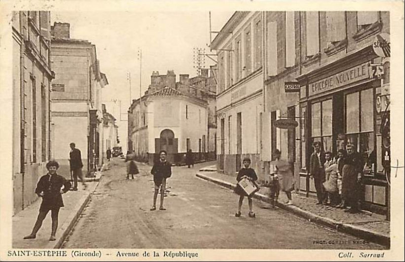 Carte postale ancienne Saint-Estèphe - avenue de la République