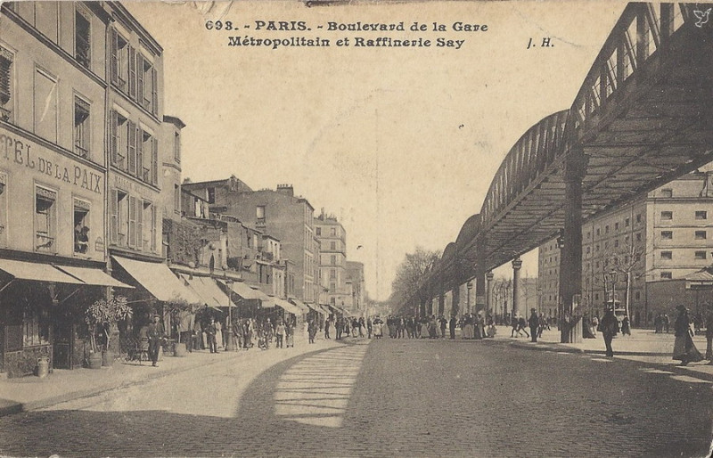 Carte postale ancienne Boulevard de la Gare - Métropolitain et Raffinerie Say à Paris 13e
