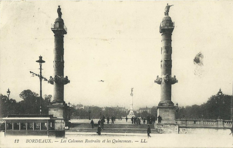 Carte postale ancienne Bordeaux place des Quinconces colonnes rostrales 1 à Bordeaux