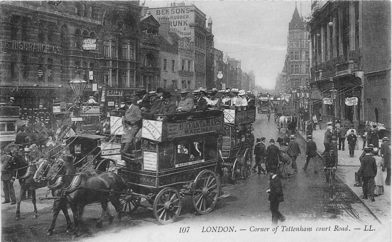 Carte postale ancienne Corner of Tottenham court Road Ll