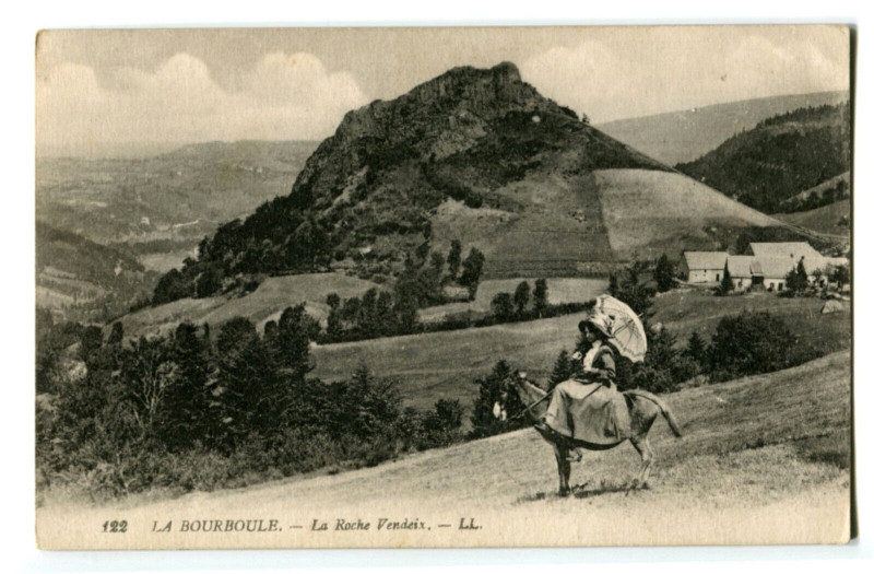 Carte postale ancienne Puy-de-Dôme La Bourboule La Roche Vendeix animé animal à La Bourboule