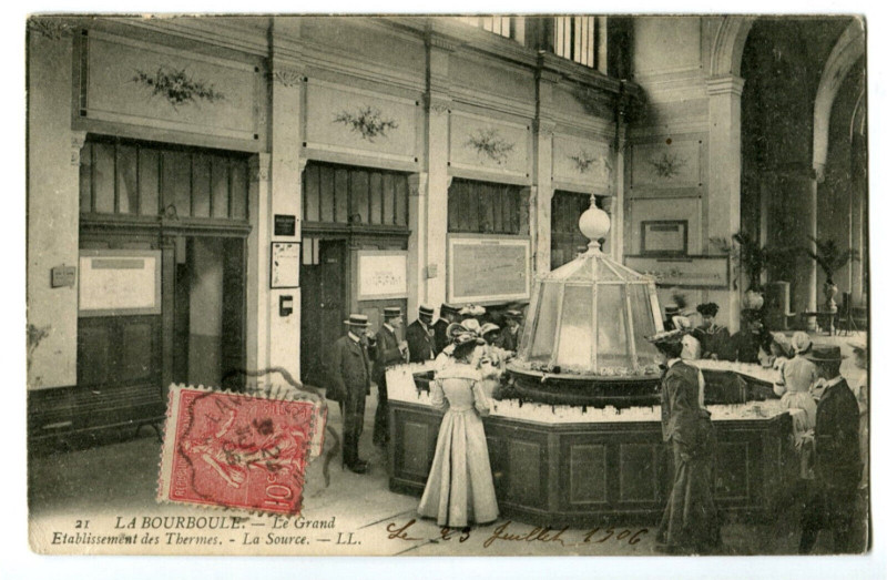 Carte postale ancienne Puy-de-Dôme La Bourboule Le Grand Et. des Thermes La Source animé à La Bourboule