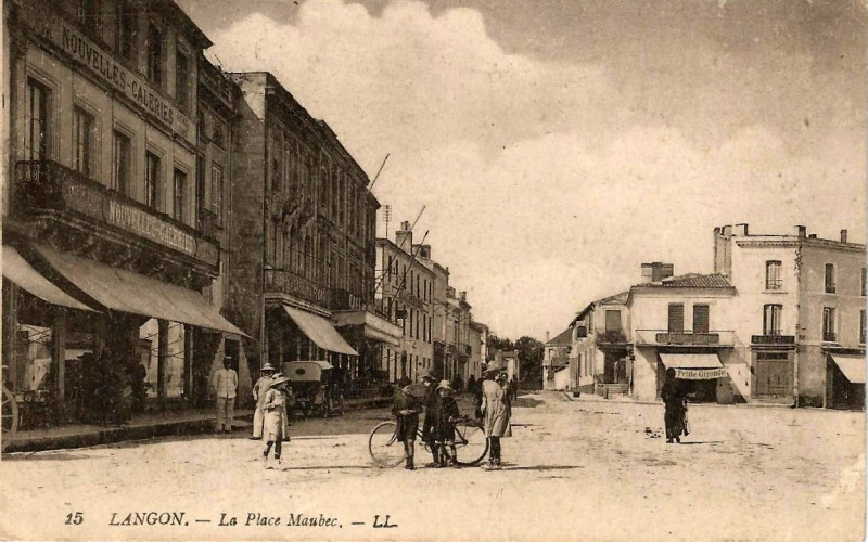 Carte postale ancienne Langon - place Maubec 2