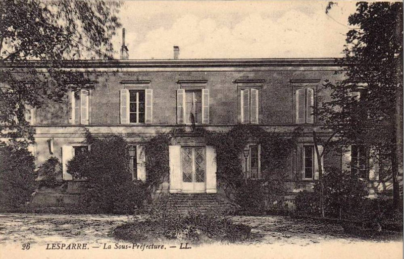Carte postale ancienne Lesparre - Sous-Préfecture 1