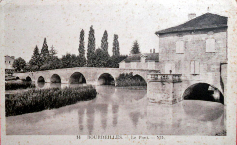 Carte postale ancienne Bourdelles - Le pont
