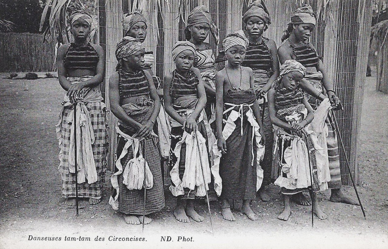 Carte postale ancienne Danseuses tam-tam des Circoncises