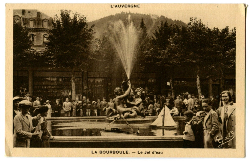 Carte postale ancienne Puy-de-Dôme La Bourboule Le Jet d'eau animé à La Bourboule