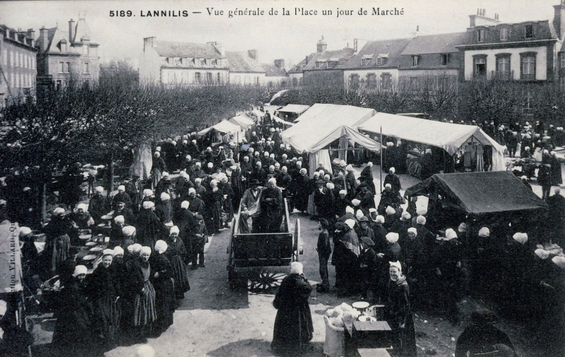 Carte postale ancienne Lannilis Marché 1920