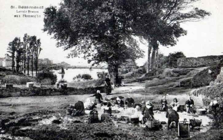 Carte postale ancienne Lavoir des Plomarc'h à Douarnenez