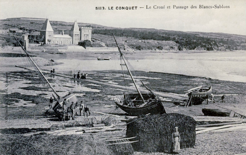 Carte postale ancienne Le Croaé et le passage des Blancs-Sablons au Conquet