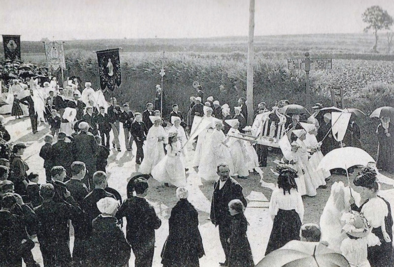 Carte postale ancienne Le Folgoët Arrivée de la procession vers 1930 au Folgoët