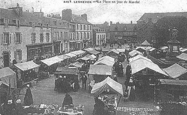 Carte postale ancienne Lesneven Le marché Place général Le Flô à Lesneven