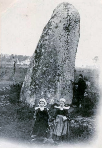 Carte postale ancienne Menhir de Kerangosker 1902