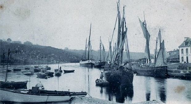 Carte postale ancienne Pont-Aven Le bas-port