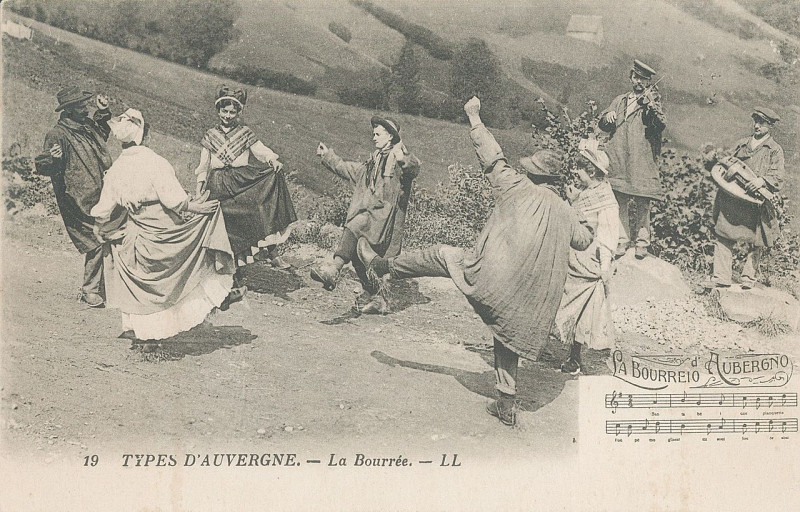 Carte postale ancienne Types d'Auvergne - La Bourrée (carte postale)
