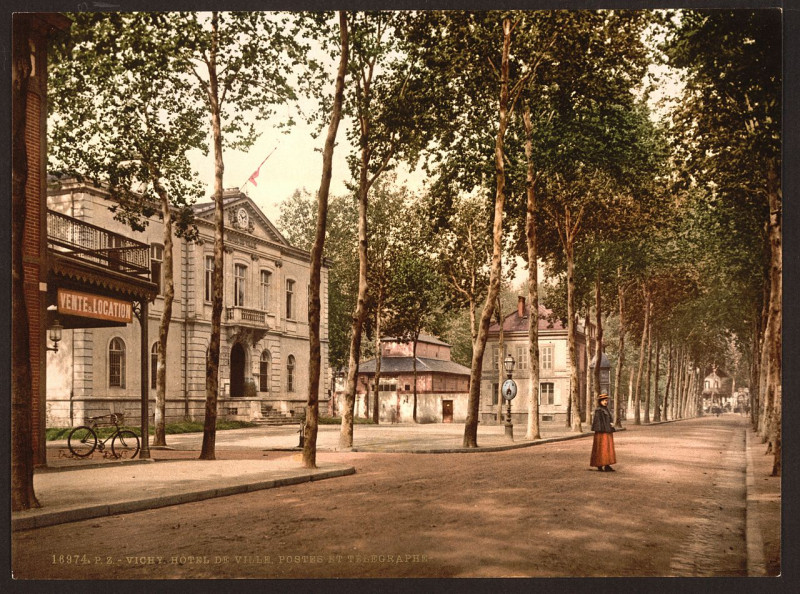 Carte postale ancienne Hotel de ville, posts and telegraphs, Vichy, France-LCCN2001699250