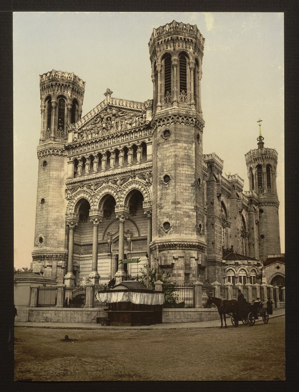 Carte postale ancienne Basilica Fourviere, main entrance, Lyons, France-LCCN2001698429 à Lyon