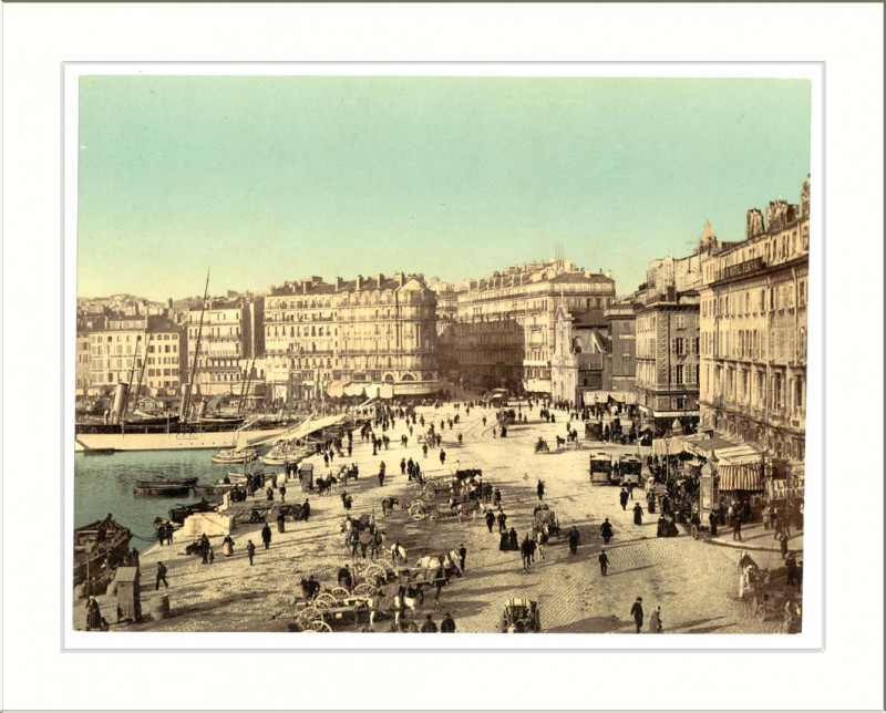 Carte postale ancienne Waterfront scene with pedestrians à Marseille