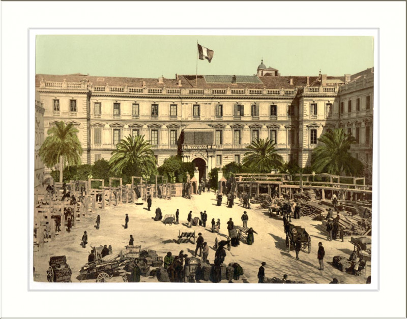 Carte postale ancienne People carts and goods in the courtyard of an unidentified public building possibly in France