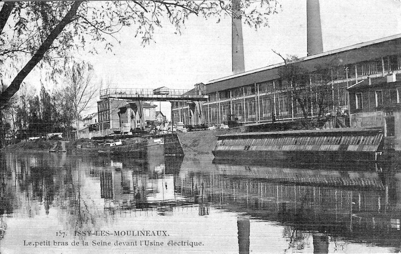 Carte postale ancienne Issy-Les-Moulineaux, Le petit bras de la Seine devant l'Usine électrique à Issy-les-Moulineaux