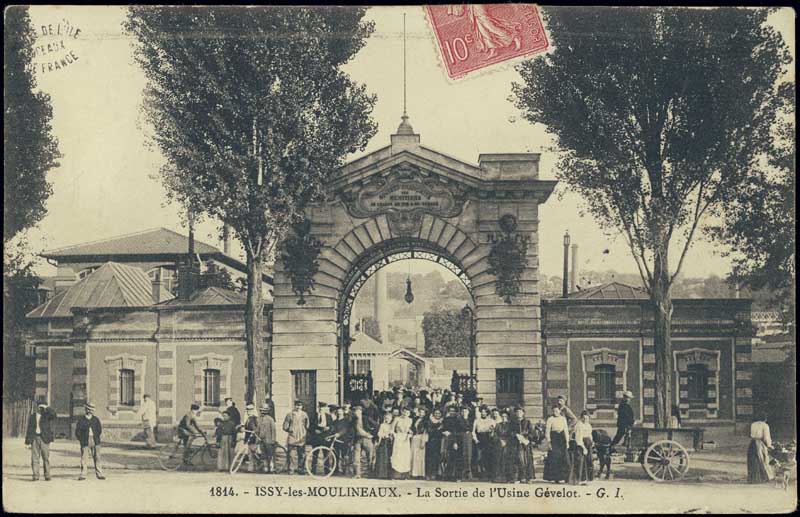 Carte postale ancienne Les sorties de l'usine Gévelot à Issy-les-Moulineaux