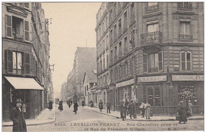 Carte postale ancienne Levallois-Perret.Rue Chevallier prise de la rue du Président-Wilson à Levallois-Perret