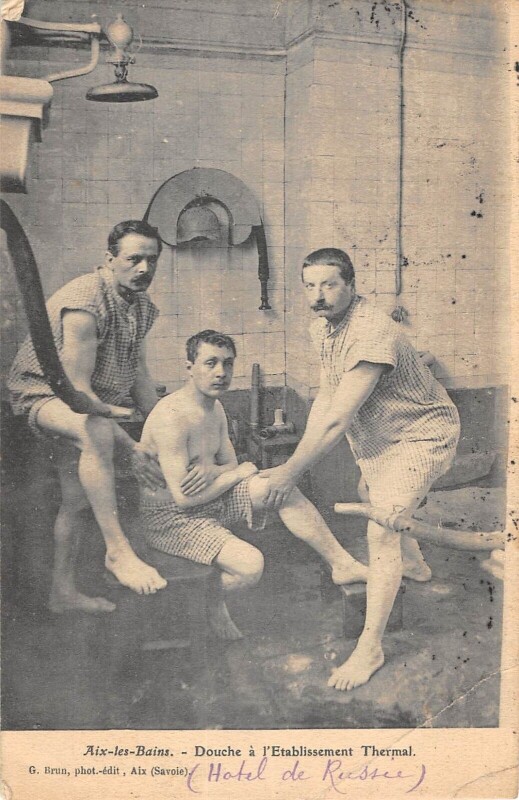 Carte postale ancienne Aix Les Bains Douche A L'Etablissement Thermal à Aix-les-Bains