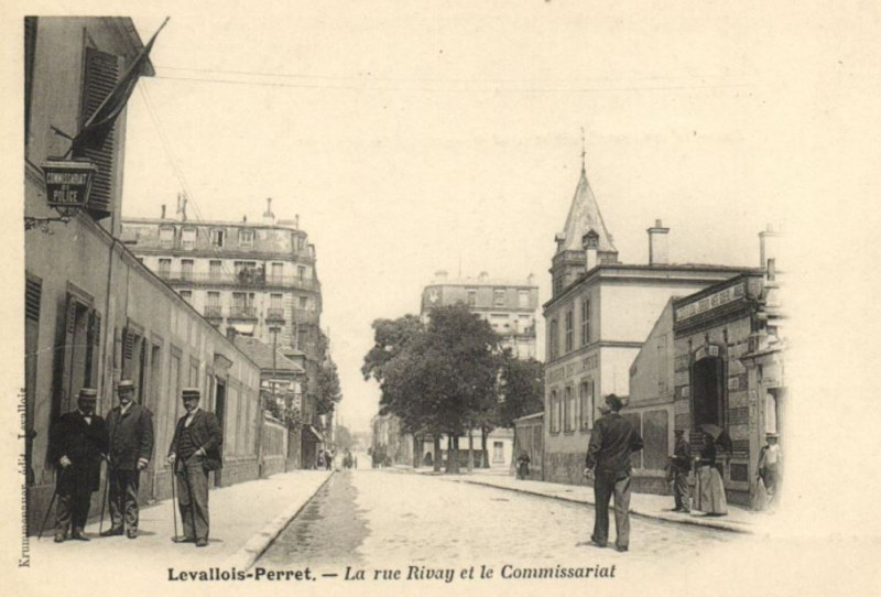 Carte postale ancienne Levallois-Perret.Rue Rivay.Commissariat à Levallois-Perret