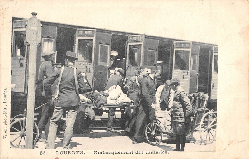 Carte postale ancienne Lourdes Embarquement Des Malades à Lourdes