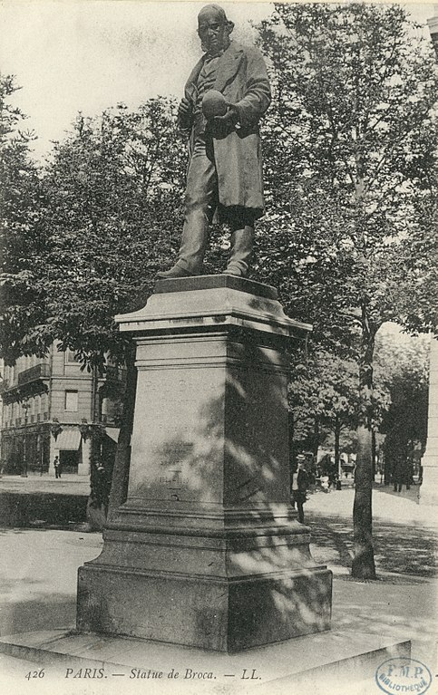 Carte postale ancienne Statue de Broca - Paris CIPA0804