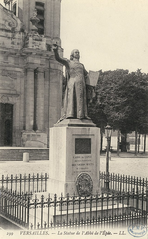 Carte postale ancienne Statue de l'Abbé de l'Epée - Versailles CIPA0807