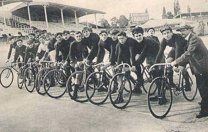 Carte postale ancienne Départ d'une Course au Vélodrome du Parc des Princes à Paris 16e