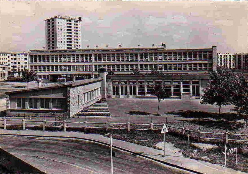 Carte postale ancienne Reims - Maison Blanche - Ecole Groupe Dunkerque