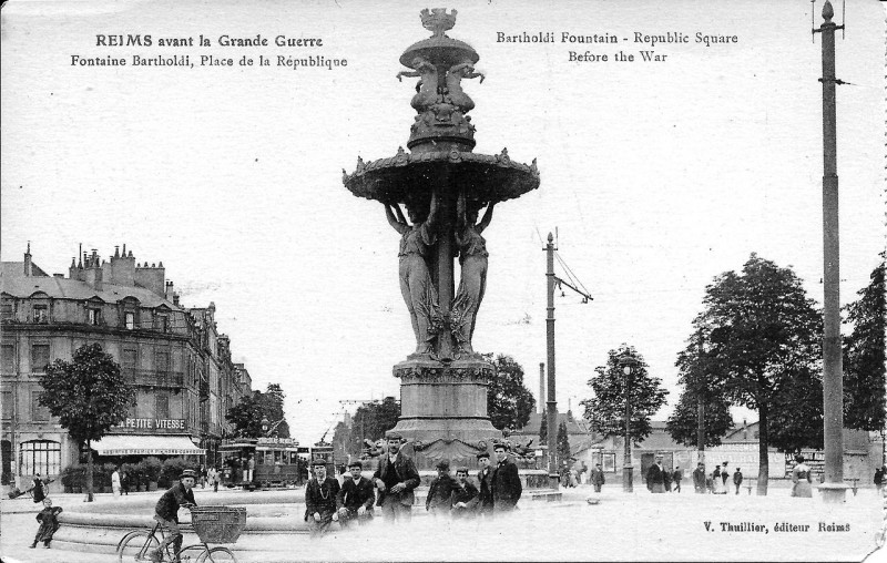 Carte postale ancienne Reims place de la République before 1914