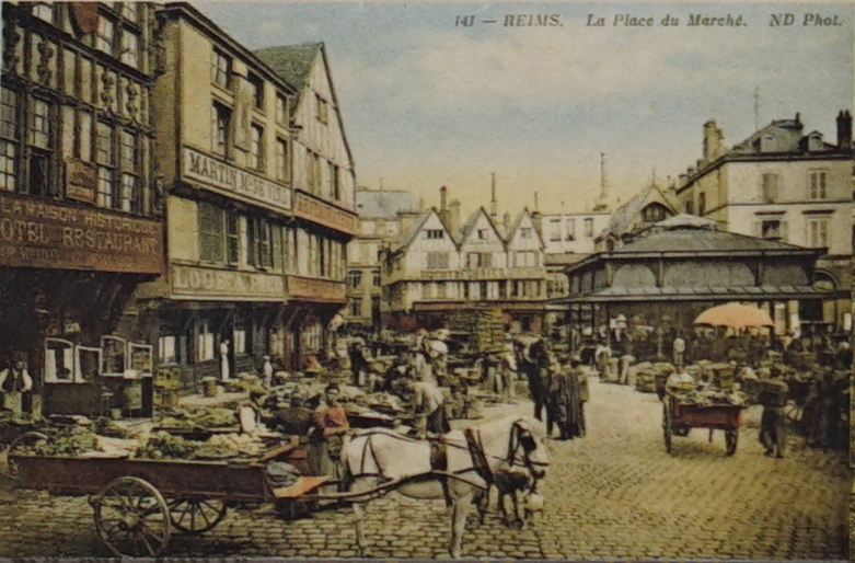 Carte postale ancienne Reims place du forum halle 08409