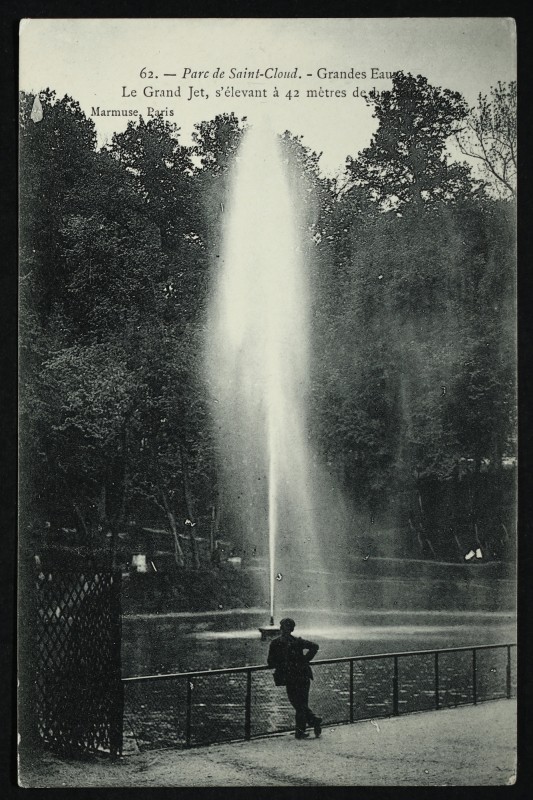 Carte postale ancienne Grandes Eaux - Le Grand Jet s'élevant à 42 mètres de Hauteur à Saint-Cloud